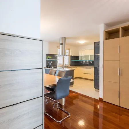 Apartamento Velebos Superior - Spacious Luxury Four-room On 220 M2 - Panoramic View Of The Sea And Islands - Prestigious Location By The Sea To The New Center Of Znjan - Amenities - Free Garage Parking Space
