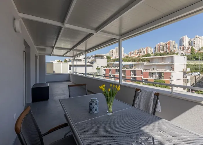 Velebos Superior - Spacious Luxury Four-room On 220 M2 - Panoramic View Of The Sea And Islands - Prestigious Location By The Sea To The New Center Of Znjan - Amenities - Free Garage Parking Space Apartmán