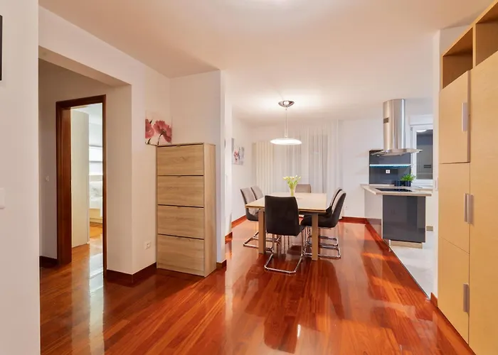 Velebos Superior - Spacious Luxury Four-room On 220 M2 - Panoramic View Of The Sea And Islands - Prestigious Location By The Sea To The New Center Of Znjan - Amenities - Free Garage Parking Space Apartmán